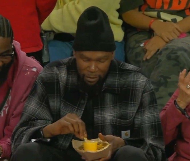 杜兰特场边观战WNBA 黑帽薯片蘸酱引热议